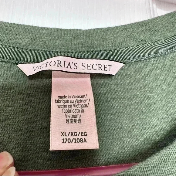 Victoria’s Secret T-Shirt Front Pocket Green / White Embroidery Size Extra Large - Picture 6 of 16